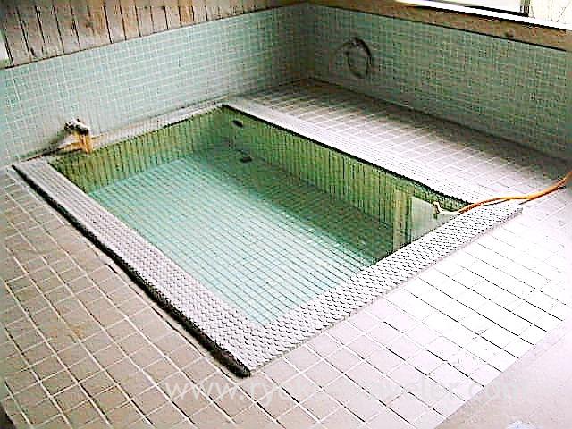誰も入ってない証拠・・・お湯は激熱!源泉は70度、湯口でも50度はあると思われる・・・それが源泉掛け流しヽ(´ー`)ノ