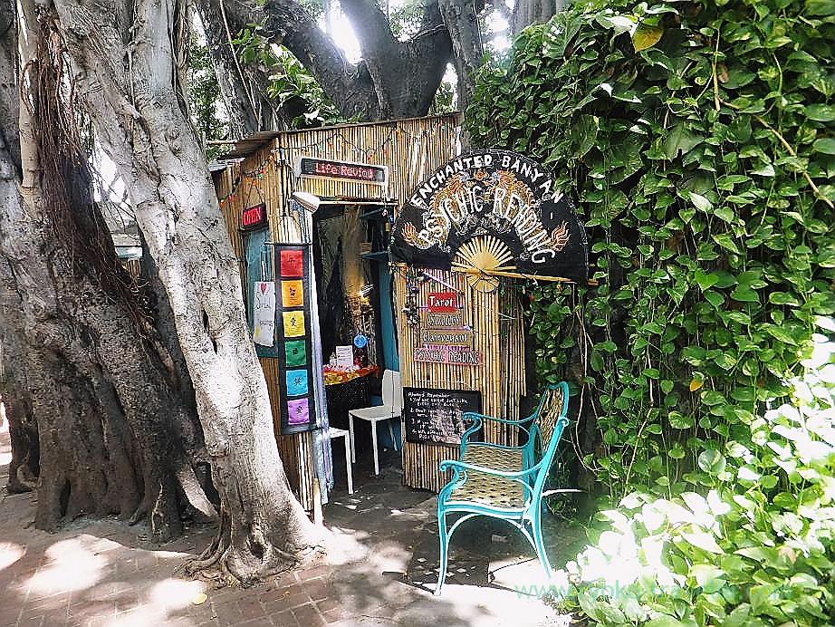 Tatoo shop, International market place, Honolulu(Honolulu 2012 winter)