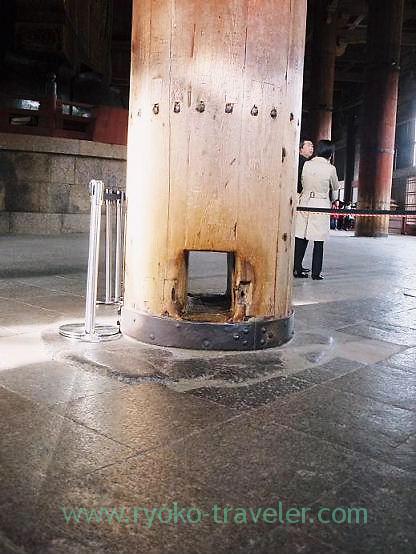 Hole for happiness, Todaiji temple (Nara)