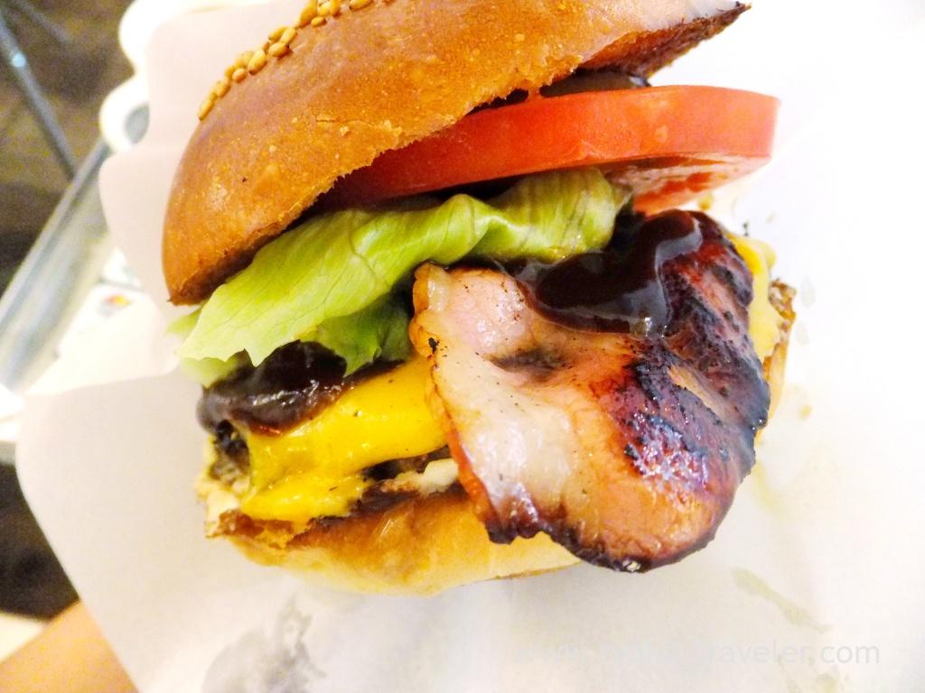 Hamburger with paper, Aloha Diner Dukes (Funabashi)