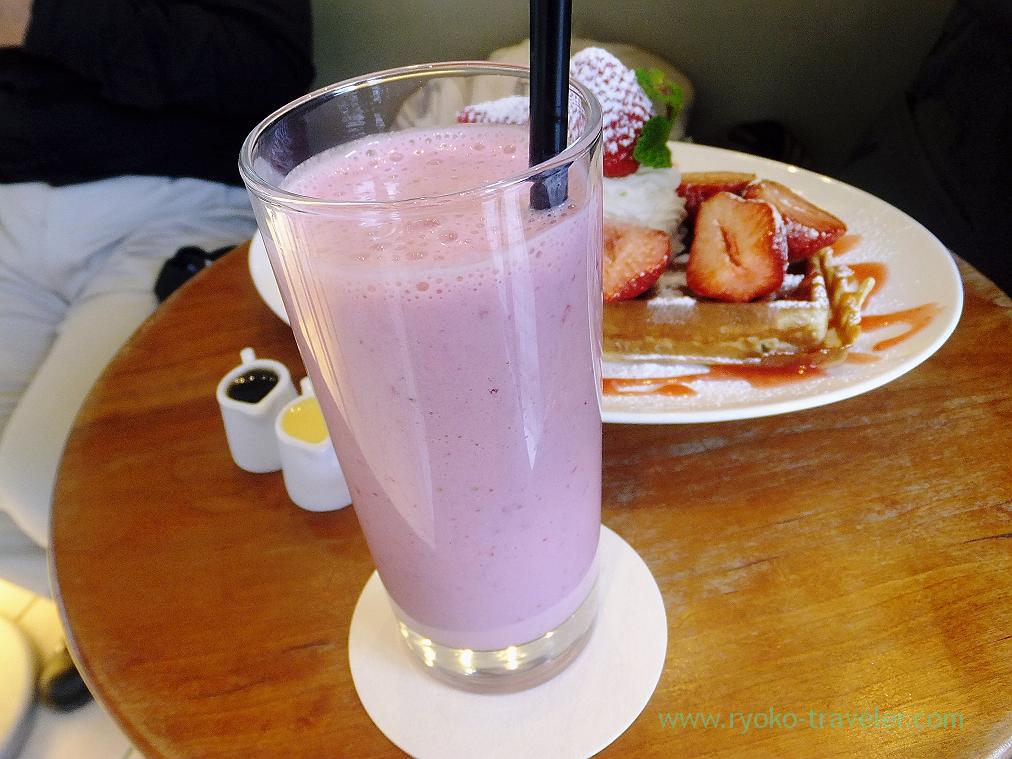 Amaou strawberries juice with milk, Fruits cafe Frutas (Monzen-nakacho)