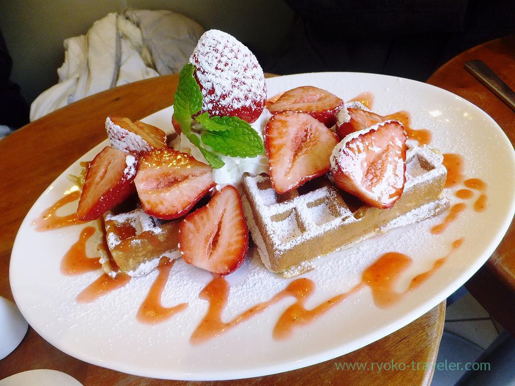 Amaou strawberries waffles, Fruits cafe Frutas (Monzen-nakacho)
