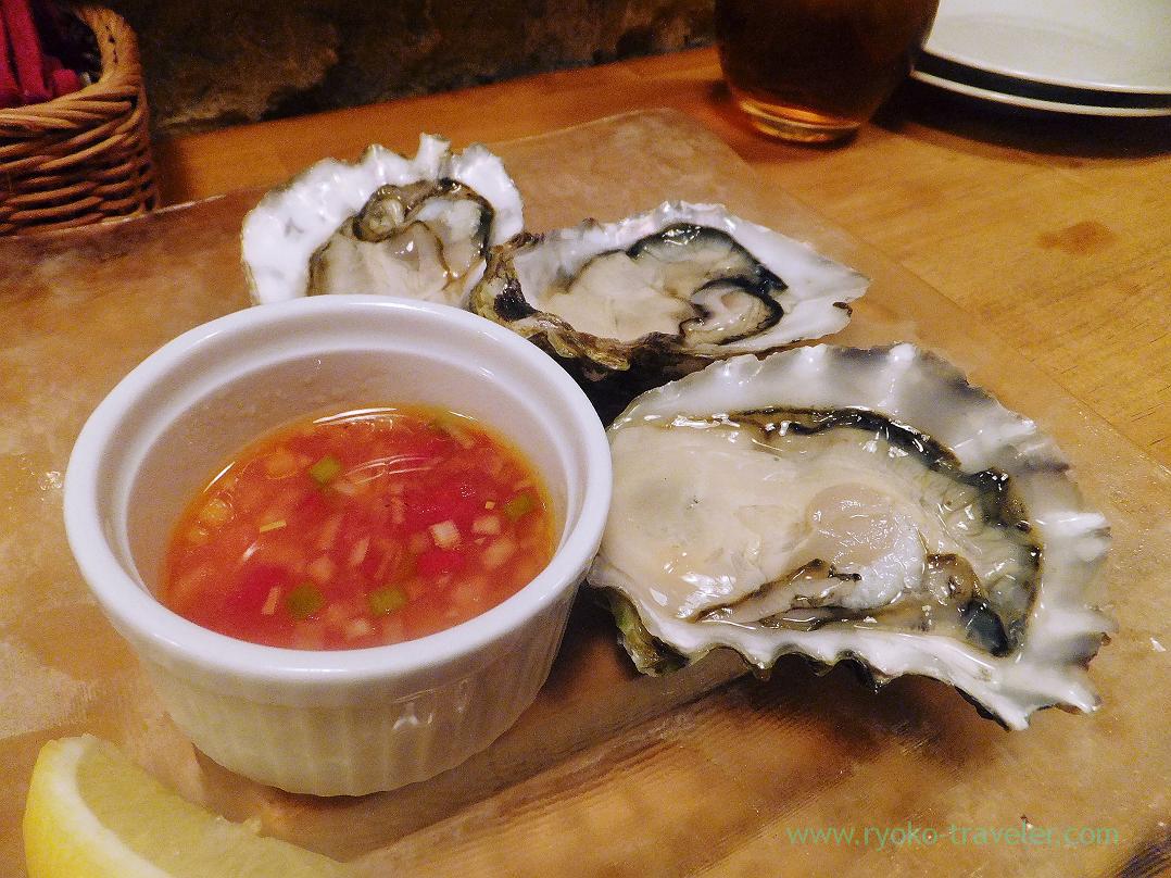 Raw oysters from Tasmania, Hachijuro Shoten (Funabashi)