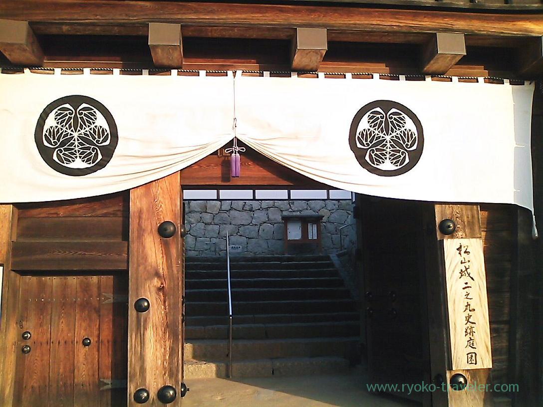 Entrance of Ninomaru garden ,Matsuyama castle, Matsuyama (Ehime 2010)