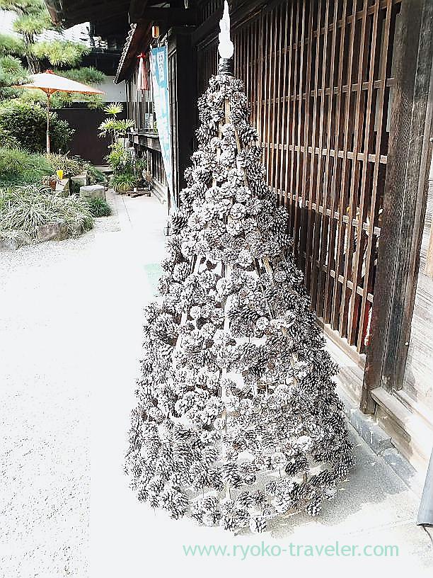 Tree made from collected pinecone, Tamamo garden, Takamatsu (Kagawa & Tokushima 2011)