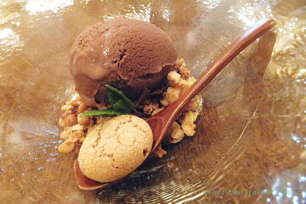 Cacao gelato from Verona and granola and small confection, il tram (Kiyosumi Shirakawa)