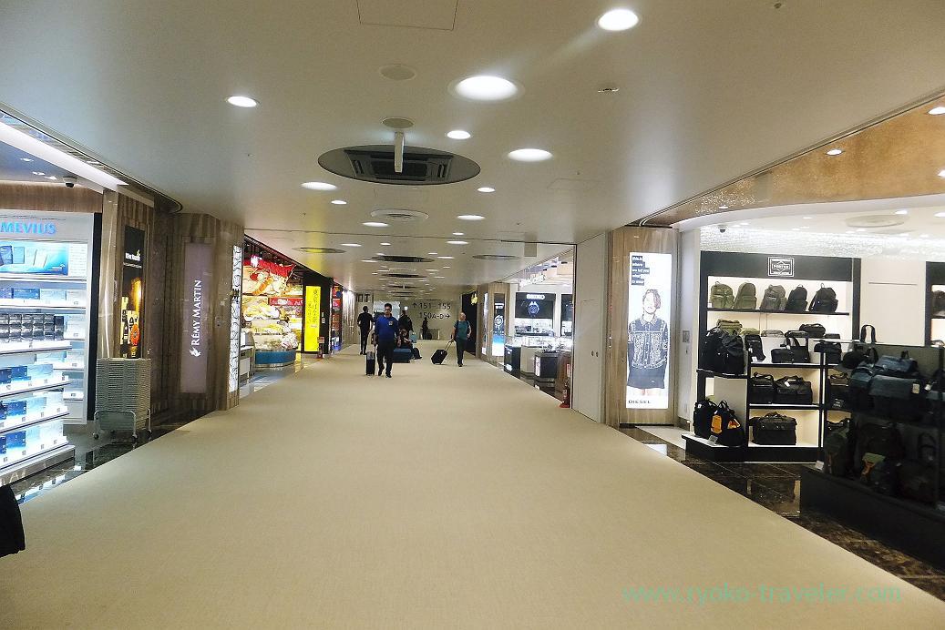 International floor, Narita airport terminal 3, Taiwan Kaohsiung 2015 (Narita)