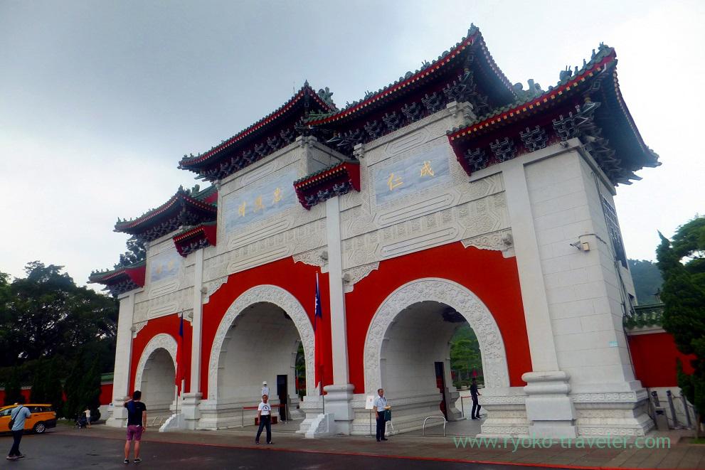 Gate, National Revolutionary Martyrs’ Shrine, Dazhi (Taipei 201605)