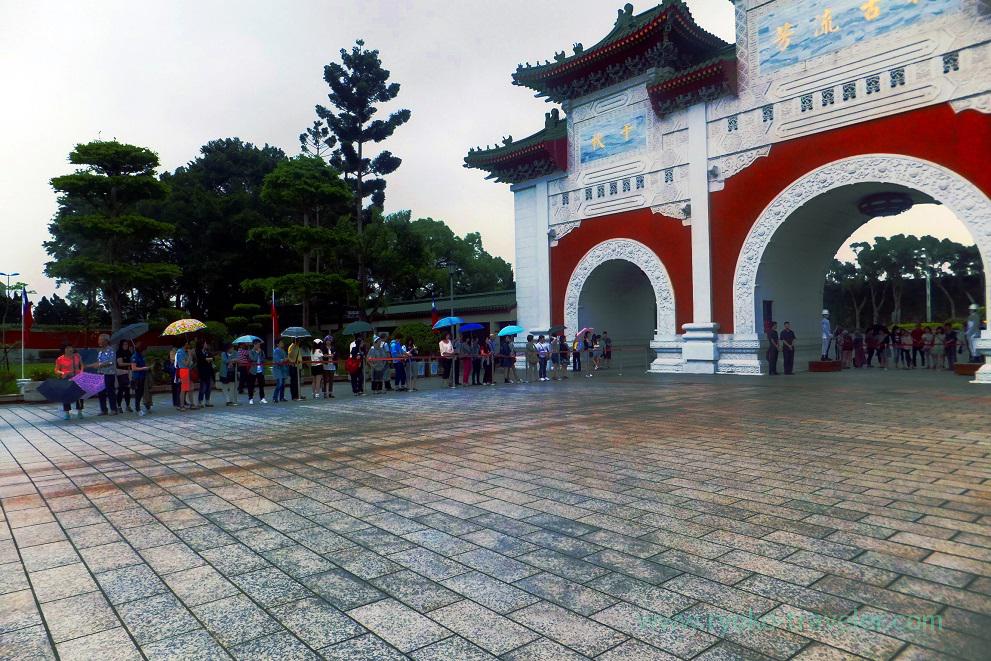 People waiting for the ceremony, National Revolutionary Martyrs’ Shrine, Dazhi (Taipei 201605)