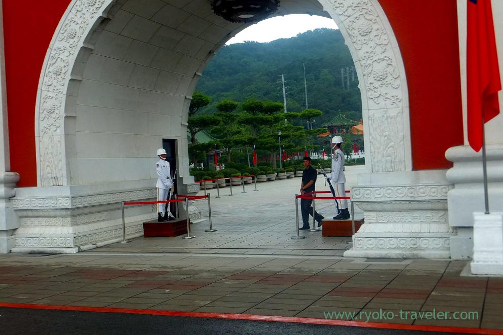 Soldiers never move, National Revolutionary Martyrs’ Shrine, Dazhi (Taipei 201605)