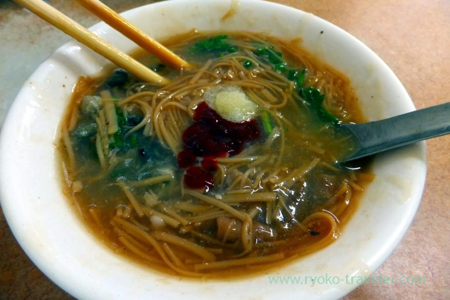 adding-grated-ginger-and-spicy-miso-flour-rice-noodles-shop-difua-street-taipei-201605