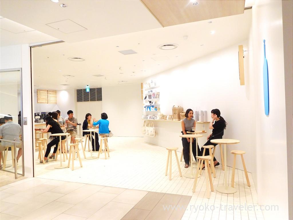 http://www.ryoko-traveler.com/blog/wp-content/uploads/2019/12/Entrance-Blue-Bottle-Coffee-Ginza-Six-Ginza.jpg